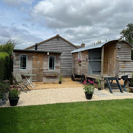The Hen House Shepherds Hut With Hot Tub Chittoe ภายนอก รูปภาพ