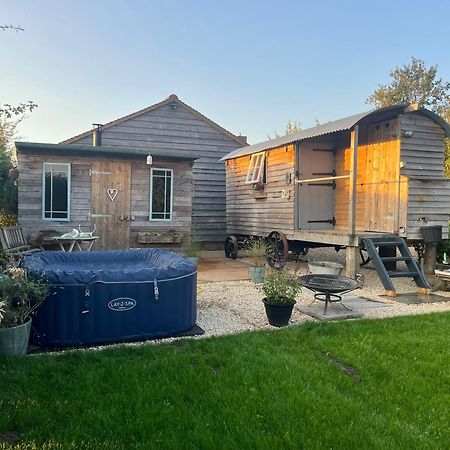 The Hen House Shepherds Hut With Hot Tub Chittoe ภายนอก รูปภาพ