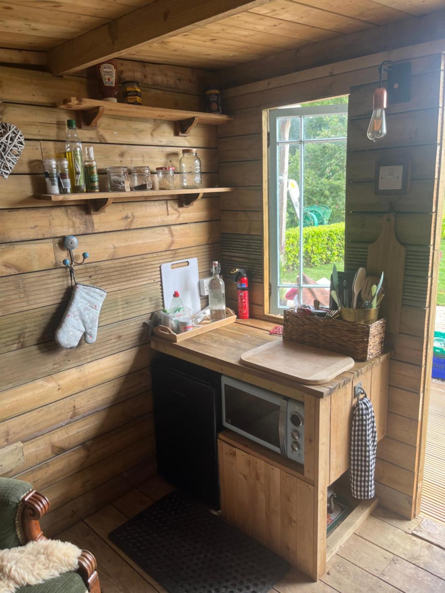 The Hen House Shepherds Hut With Hot Tub Chittoe ภายนอก รูปภาพ