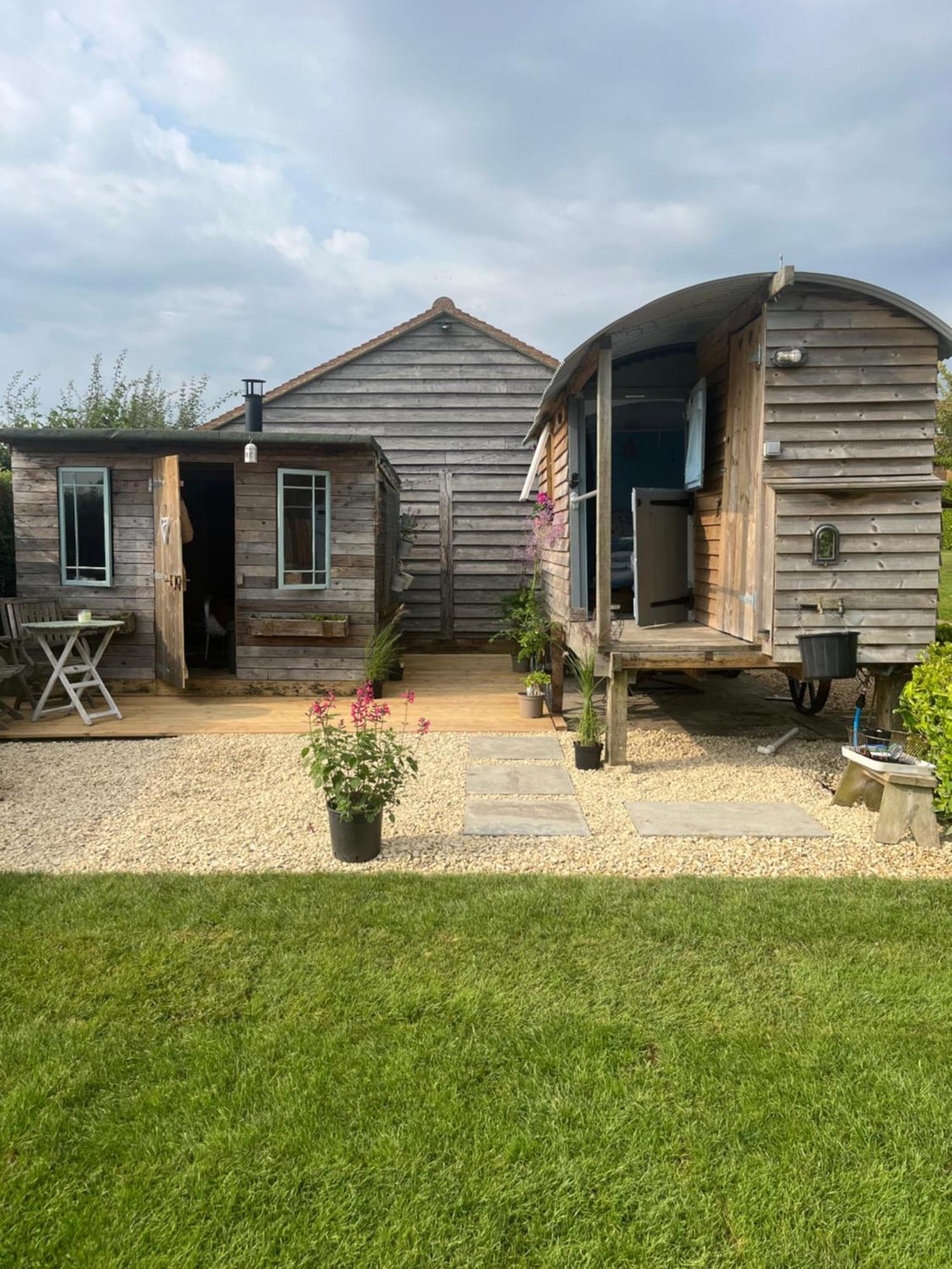 The Hen House Shepherds Hut With Hot Tub Chittoe ภายนอก รูปภาพ