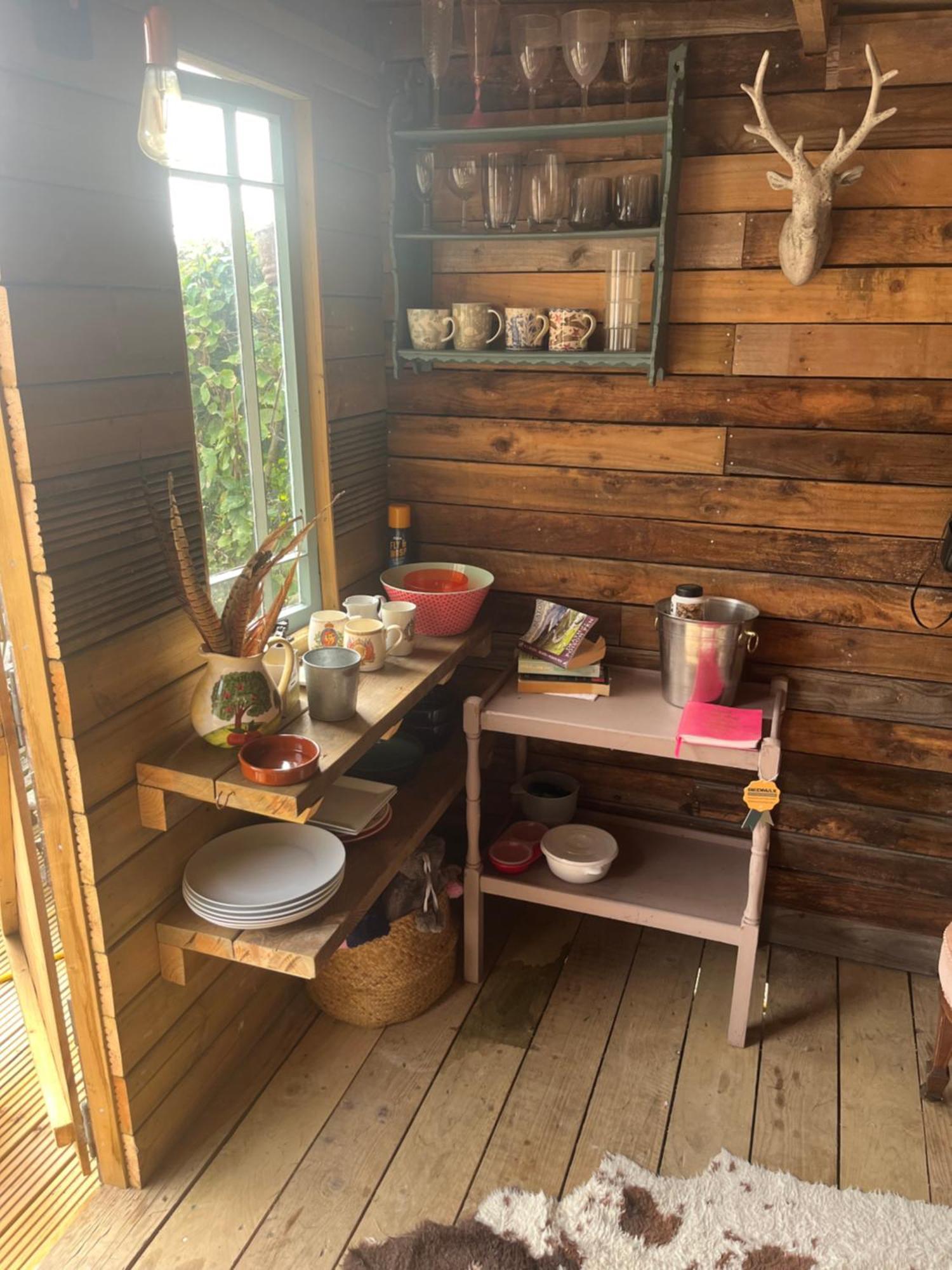 The Hen House Shepherds Hut With Hot Tub Chittoe ภายนอก รูปภาพ