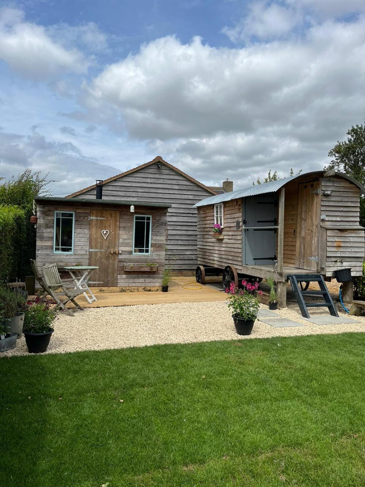 The Hen House Shepherds Hut With Hot Tub Chittoe ภายนอก รูปภาพ