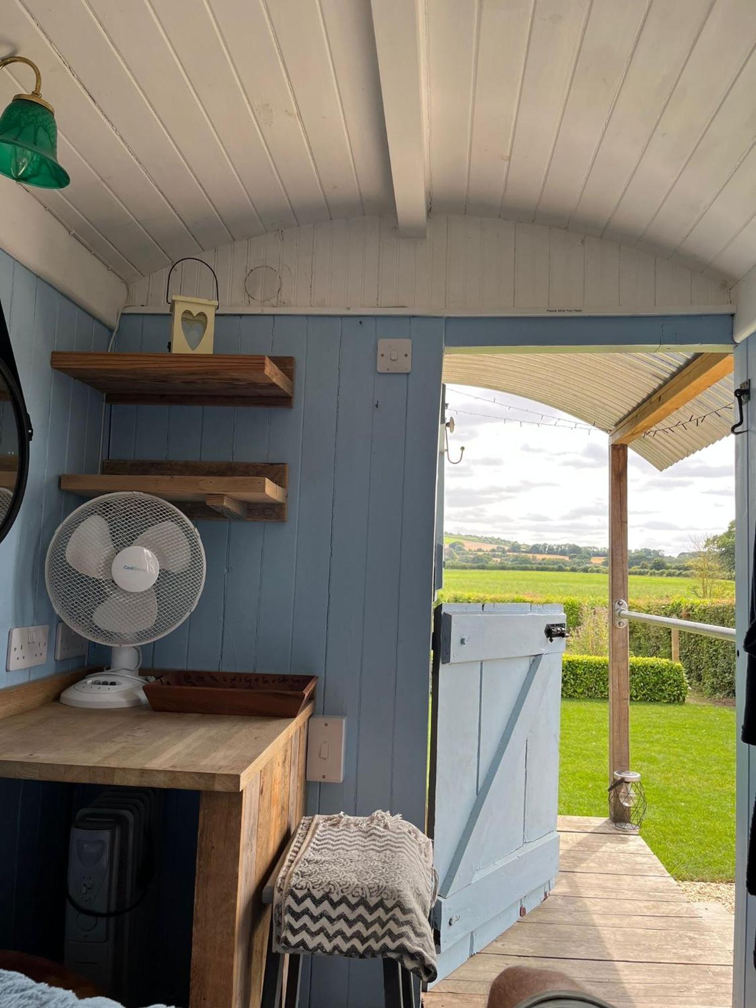 The Hen House Shepherds Hut With Hot Tub Chittoe ภายนอก รูปภาพ